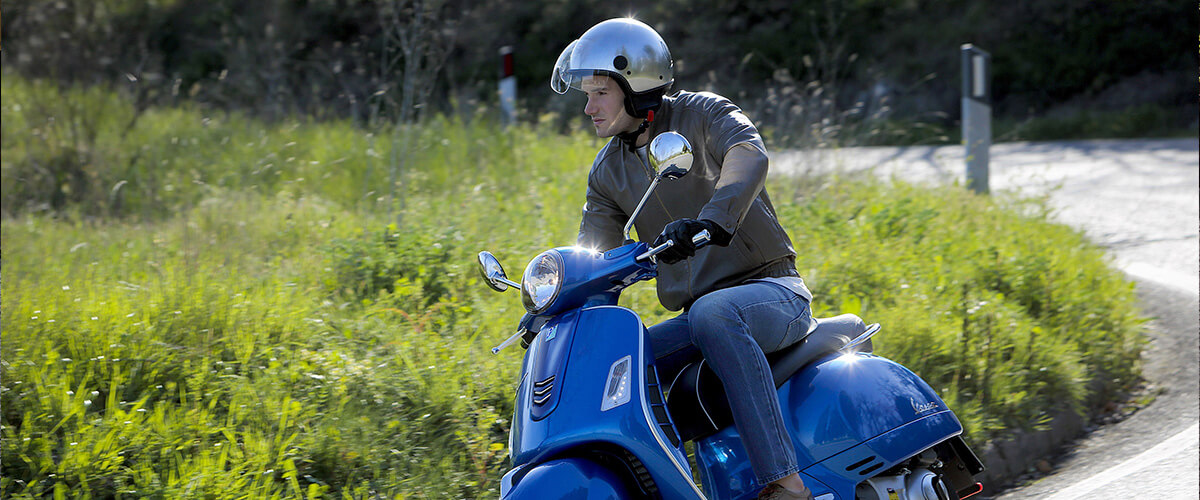 vespa_gts300_azul_andando